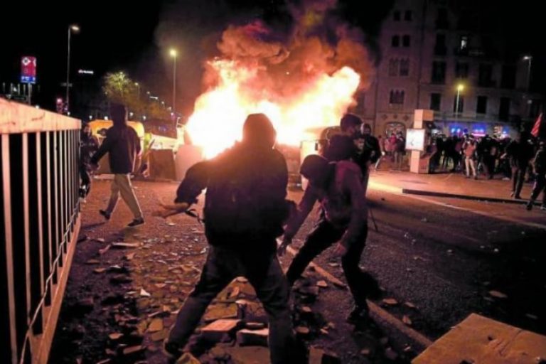 IRLANDA.- «¿DUBLÍN, EL NUEVO POLVORÍN DE EUROPA? VIOLENTOS DISTURBIOS SACUDIERON LA CAPITAL IRLANDESA»