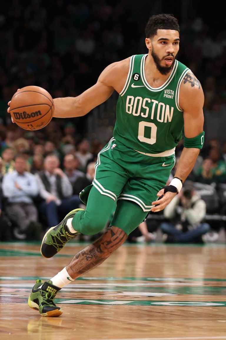 Los Celtics vencieron a los invictos Cavaliers por 120-117